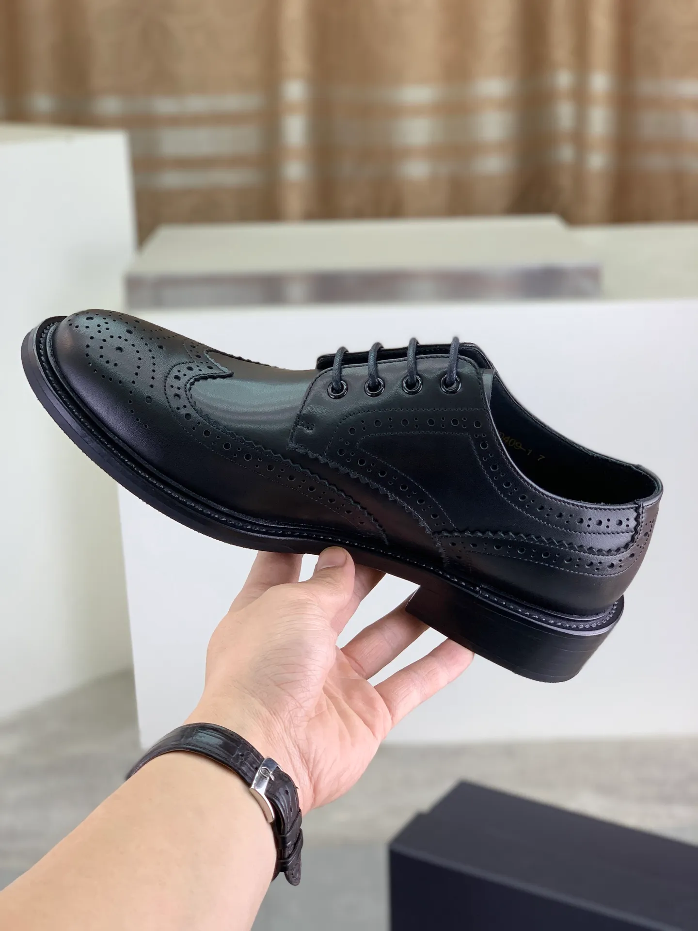 Factory price P980 💰 (genuine leather outsole series) original quality, top version 🔱 ＰＲＡＤＡPrada. Men's business casual leather shoes, top quality cow leather. 1:1 shipment⬆️Luxurious and noble👞All imported original color-changed cowhide, just to create a more comfortable wearing experience. Upper: Original comfortable selected high-end color-changed calfskin➕Top imported water-dyed full cow lining, original lightweight and comfortable high-grade genuine leather outsole✔️Code number: 39-44 (38 45 46 47 can be customized)